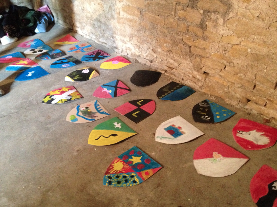 Blasons réalisés par des enfants en atelier